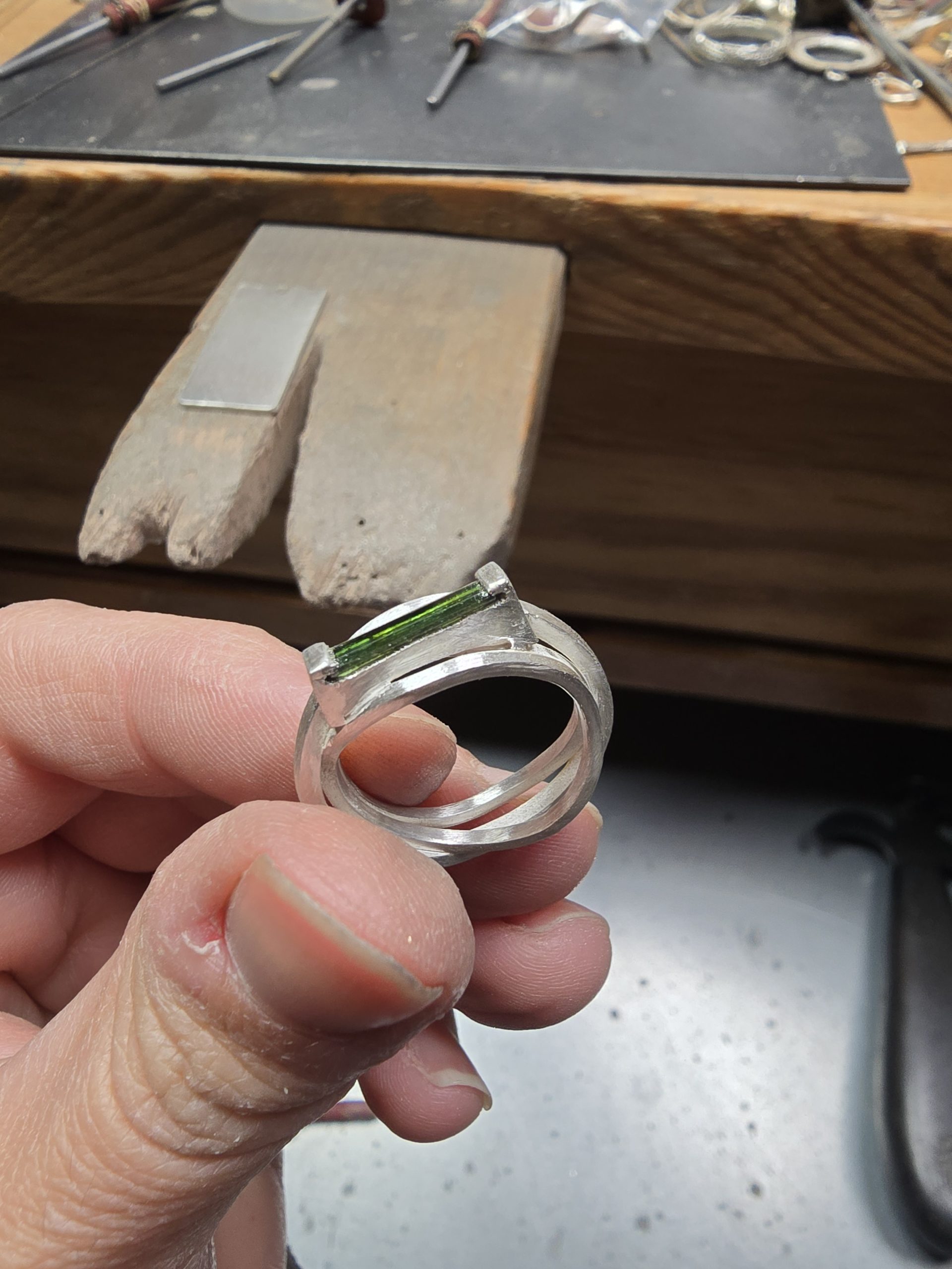anillo de plata con turmalina rectangular larga