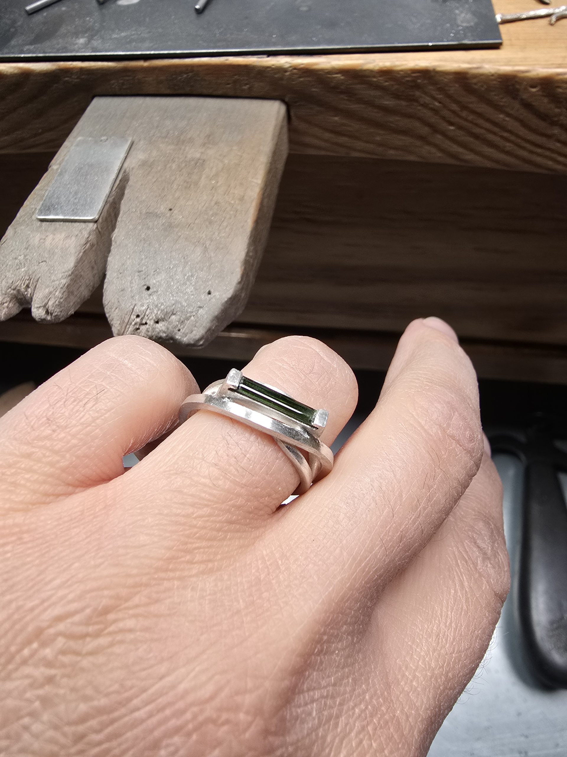 anillo de plata con turmalina rectangular larga