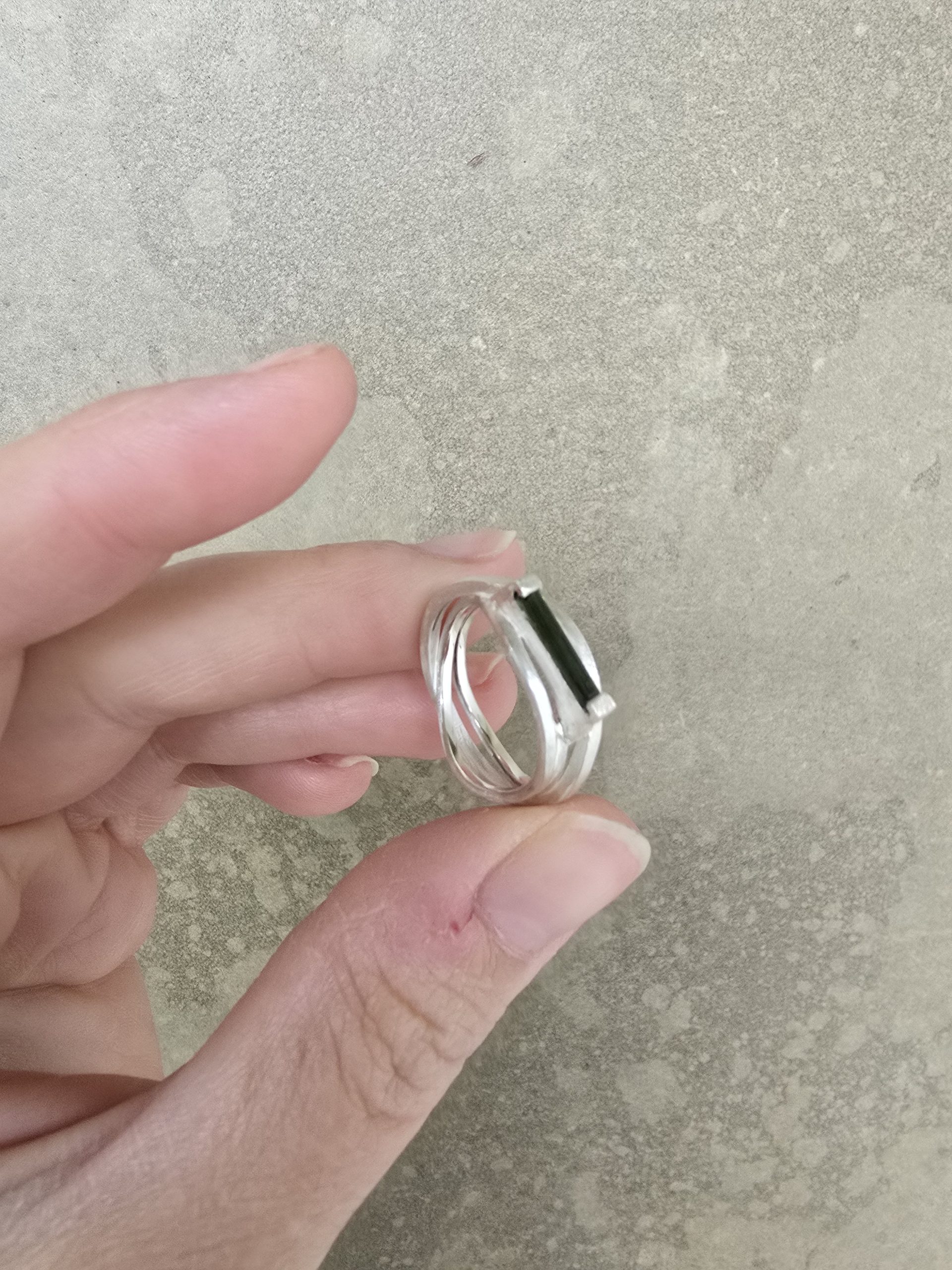 anillo de plata con turmalina rectangular larga