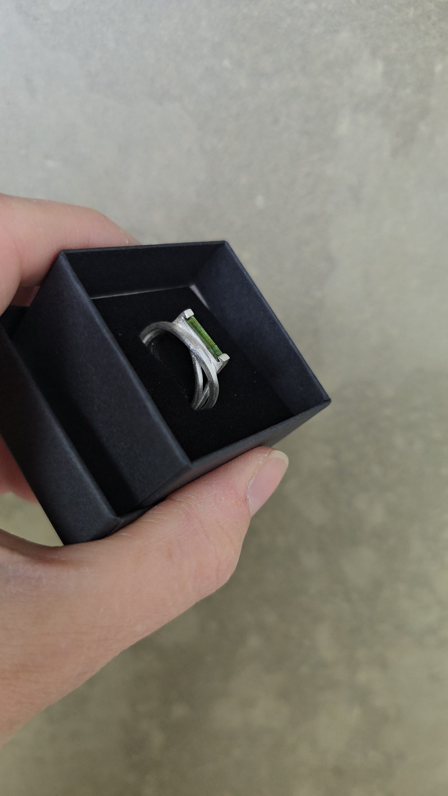 anillo de plata con turmalina rectangular larga