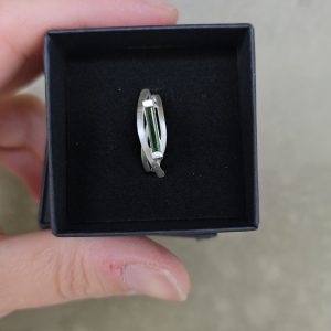 anillo de plata con turmalina rectangular larga