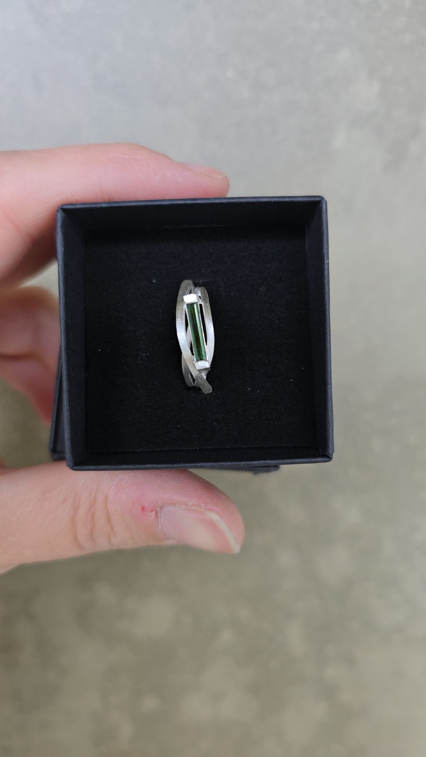 anillo de plata con turmalina rectangular larga