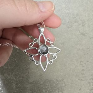 colgante nudo de bruja personalizado.