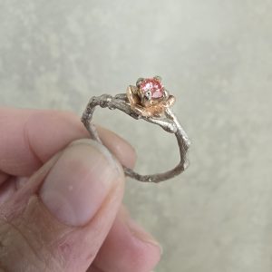Anillo de Pedida Botánico en Oro Blanco con Diamante Rosa