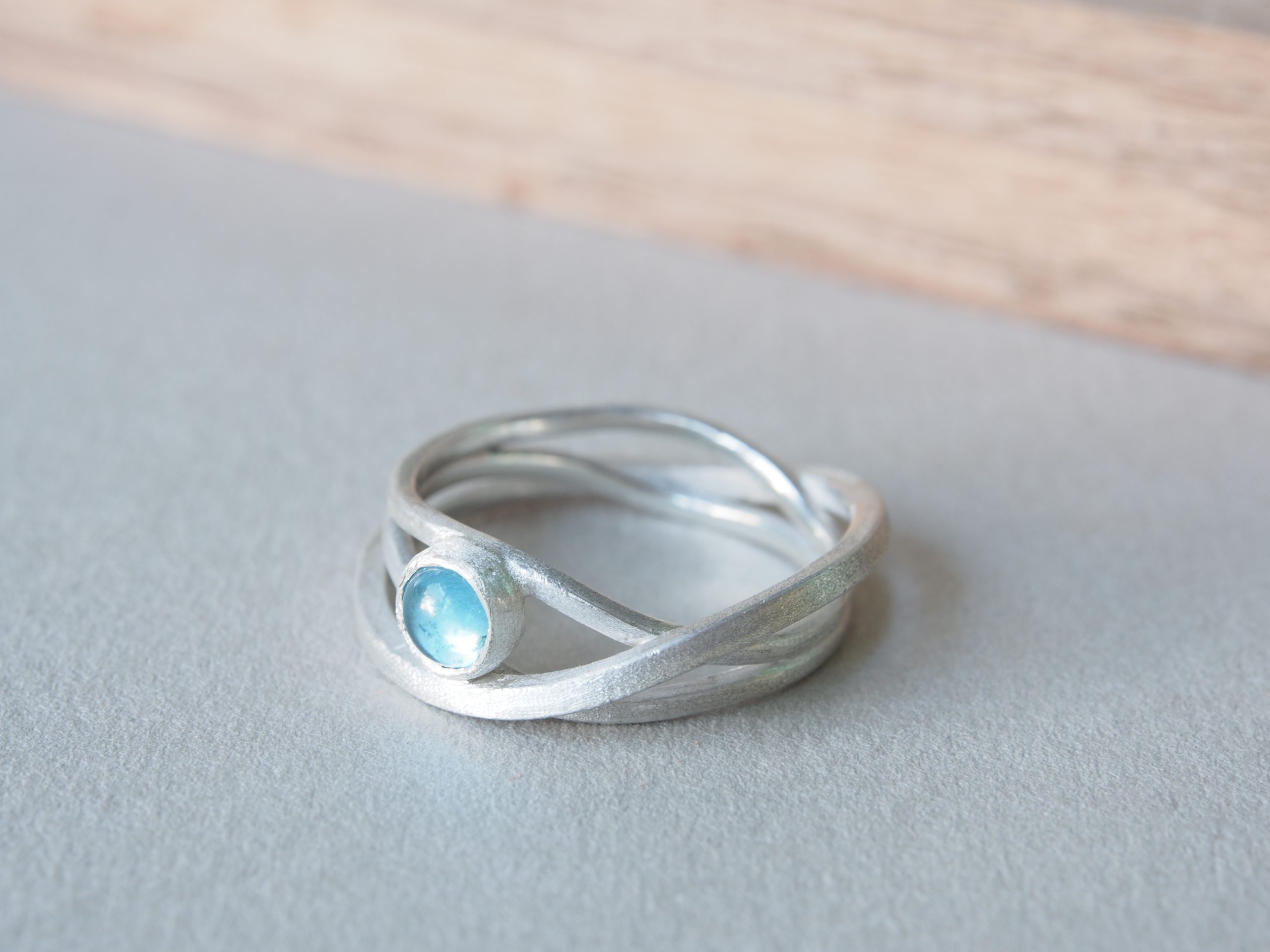 Anillo Horus de oro reciclado con cenizas 13 Anillo Etapas en plata con cabujón y cenizas