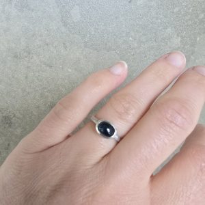 Anillo con cenizas y cabujón mediano