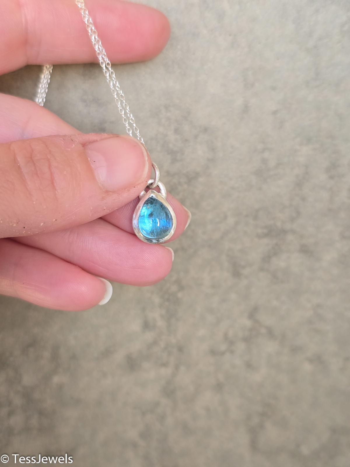 Colgante Alma Gota con cenizas 9 Colgante Alma Gota con cenizas y topacio azul intenso, en plata de ley 925