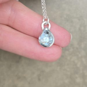Colgante Alma Gota con cenizas y topacio azul claro, en plata de ley 925