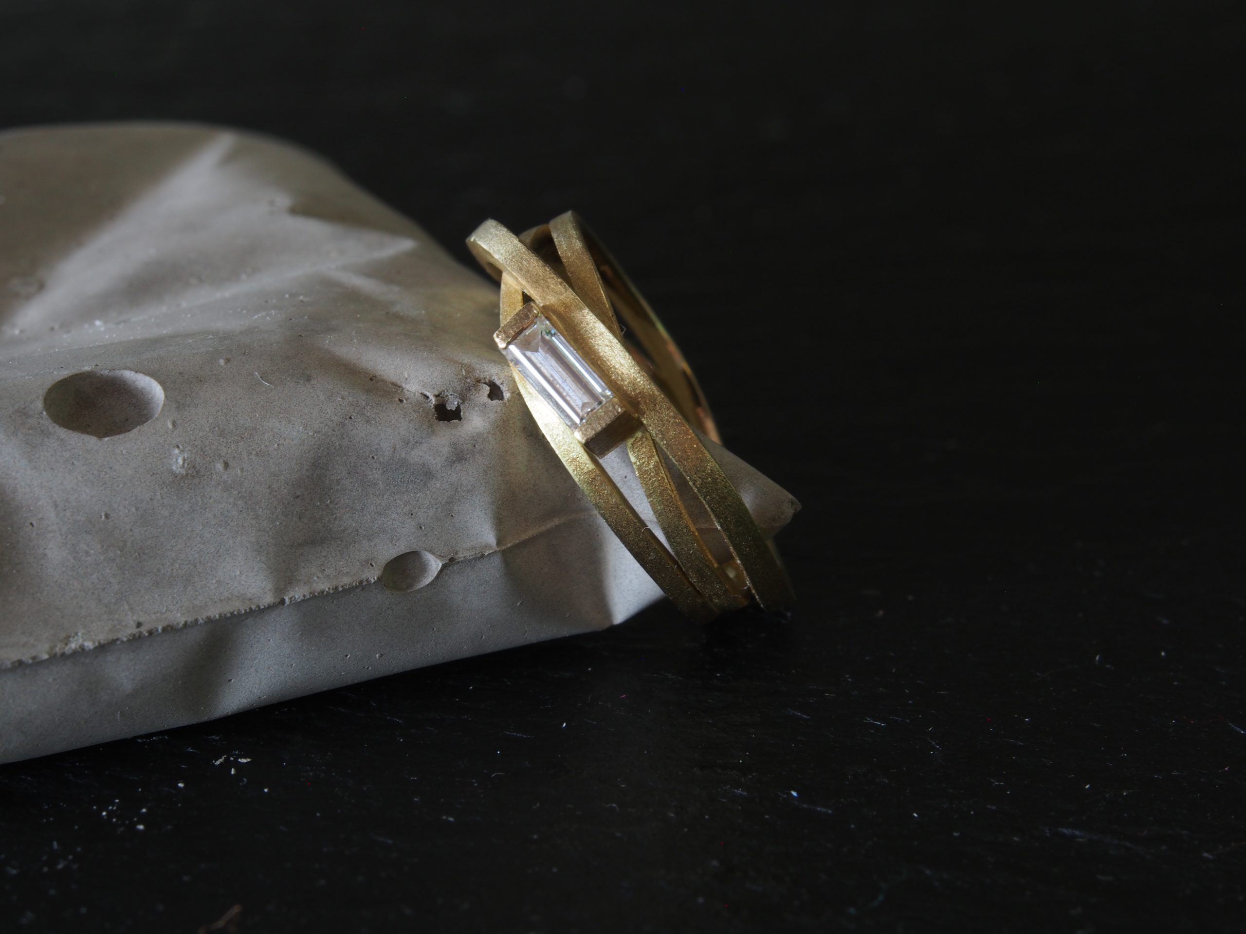 Anillo de pedida en oro blanco reciclado - Imagen 2