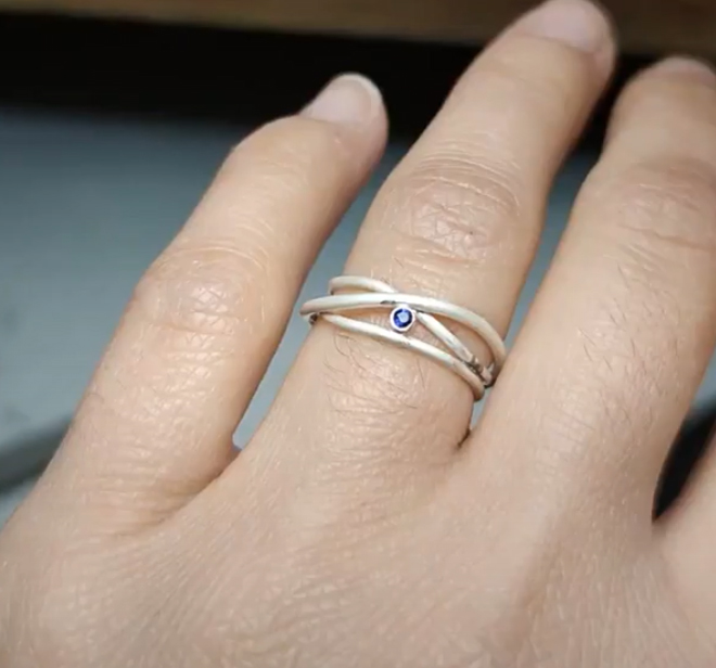 Anillo de pedida en oro blanco reciclado - Imagen 3