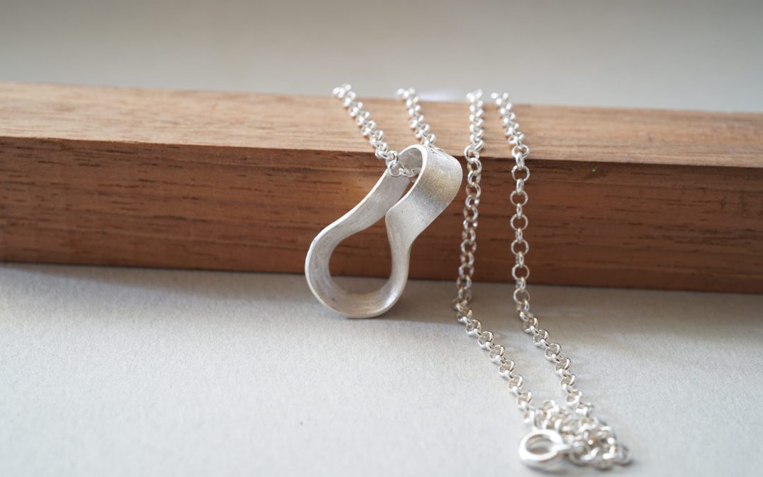 Collar mujer: Elegancia y Personalización en Joyería Artesanal