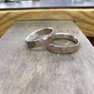 Pareja de alianzas martelé hechas a mano en plata de ley con grabado láser personalizado