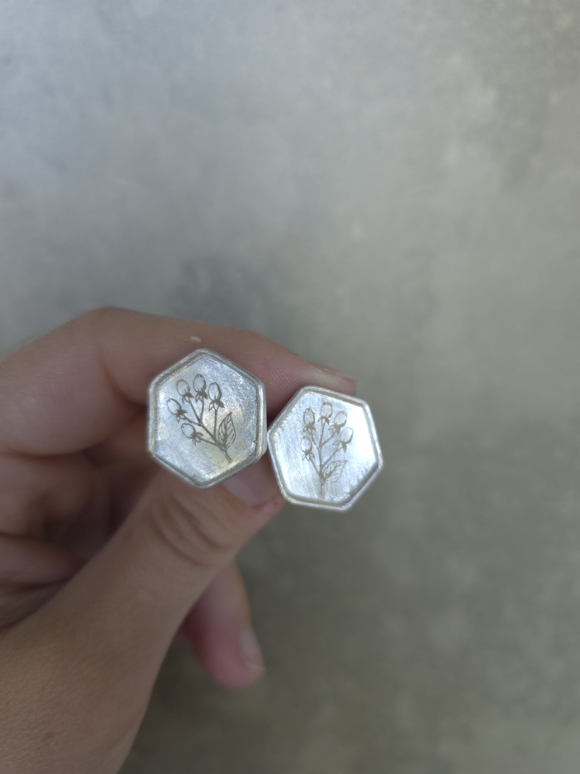 Gemelos hexagonales de plata con grabado 1 Gemelos hexagonales de plata con grabado personalizado – TessJewels