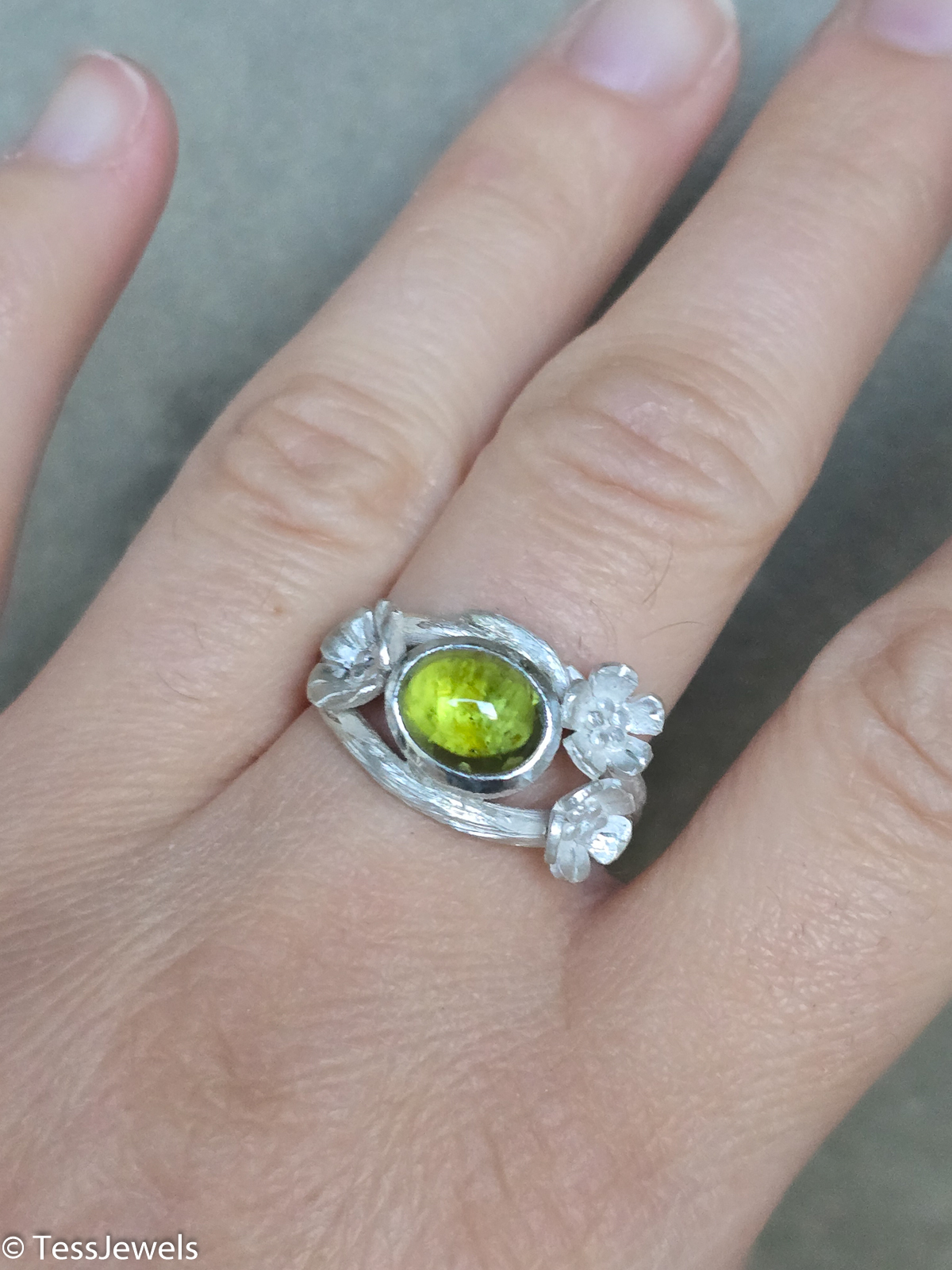 Anillo Suerte con cenizas y piedra 1 Anillo Suerte - Cenizas en cabujon con flores - Tessjewels