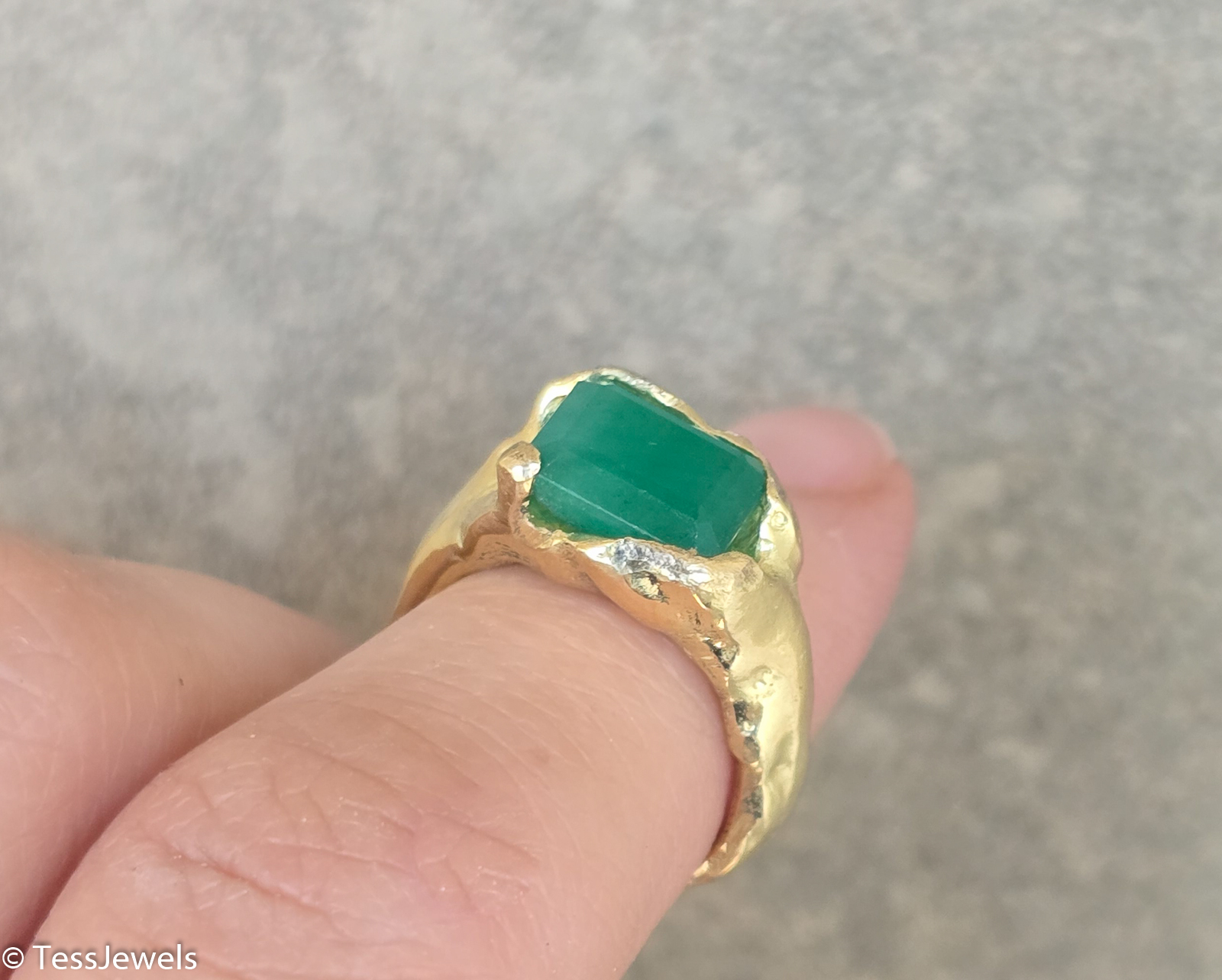 Anillo Origen oro 18k con esmeralda