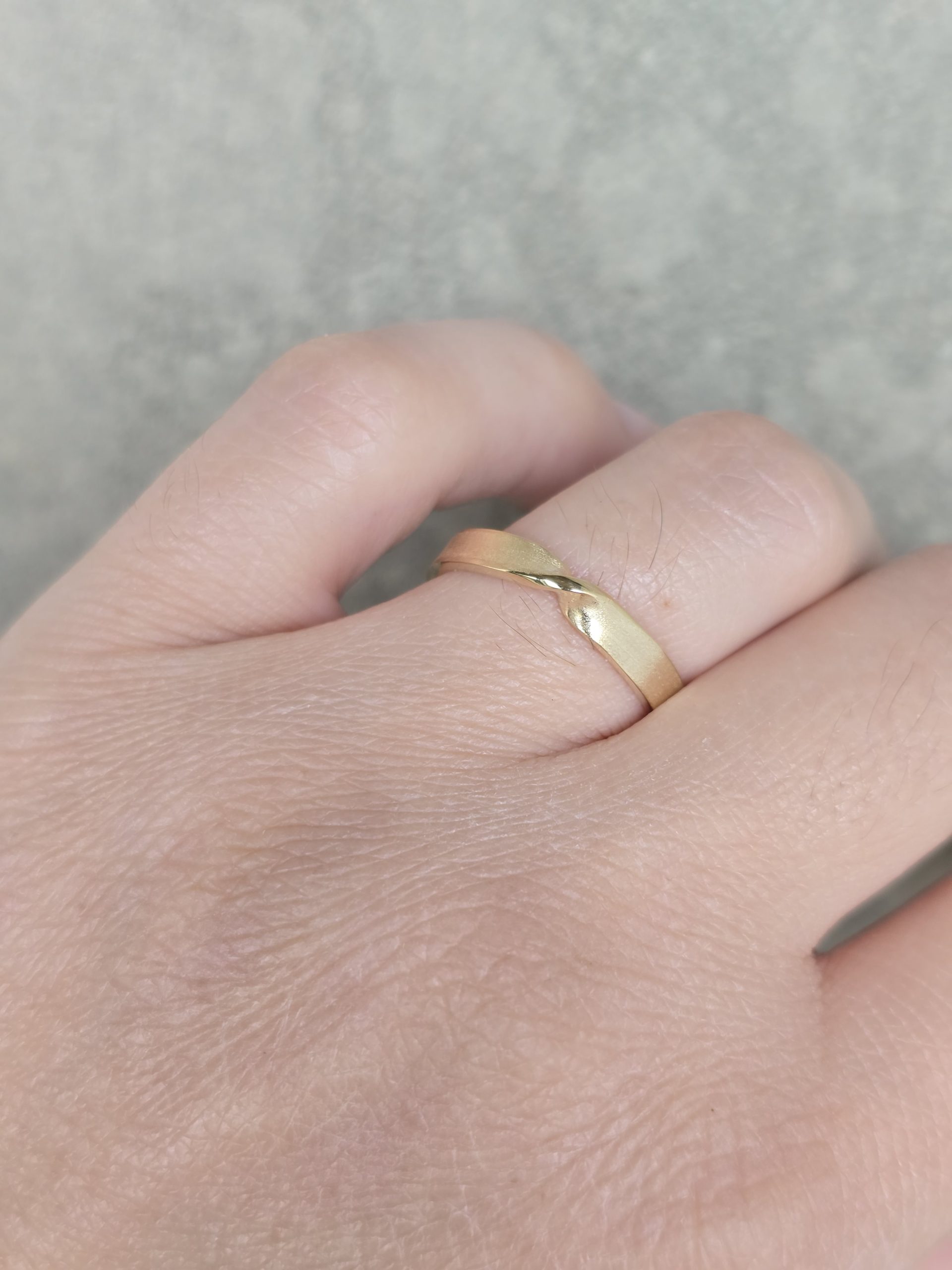 Alianza Möbius de oro reciclado 3 mm 1 Alianza Möbius 3 mm en oro reciclado aportado por el cliente – TessJewels