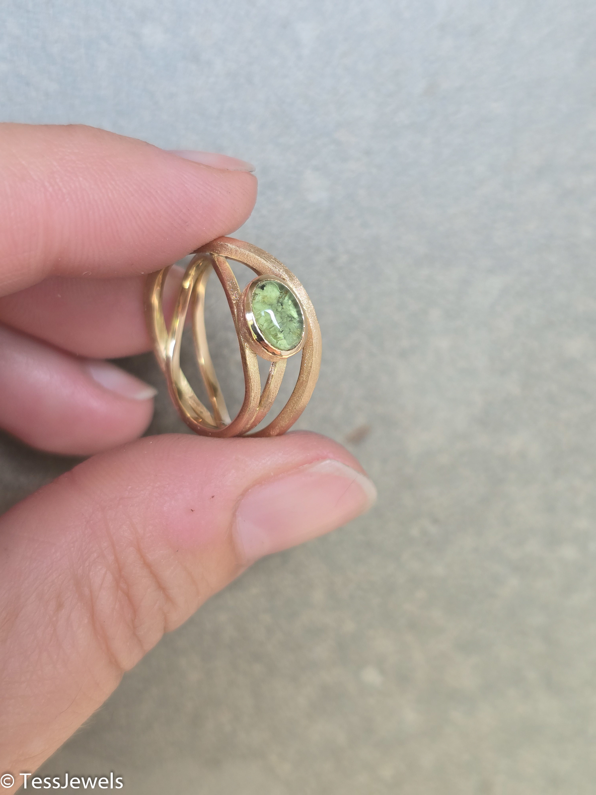 Anillo Horus de oro reciclado con cenizas 1 anillo tres brazos oro reciclado