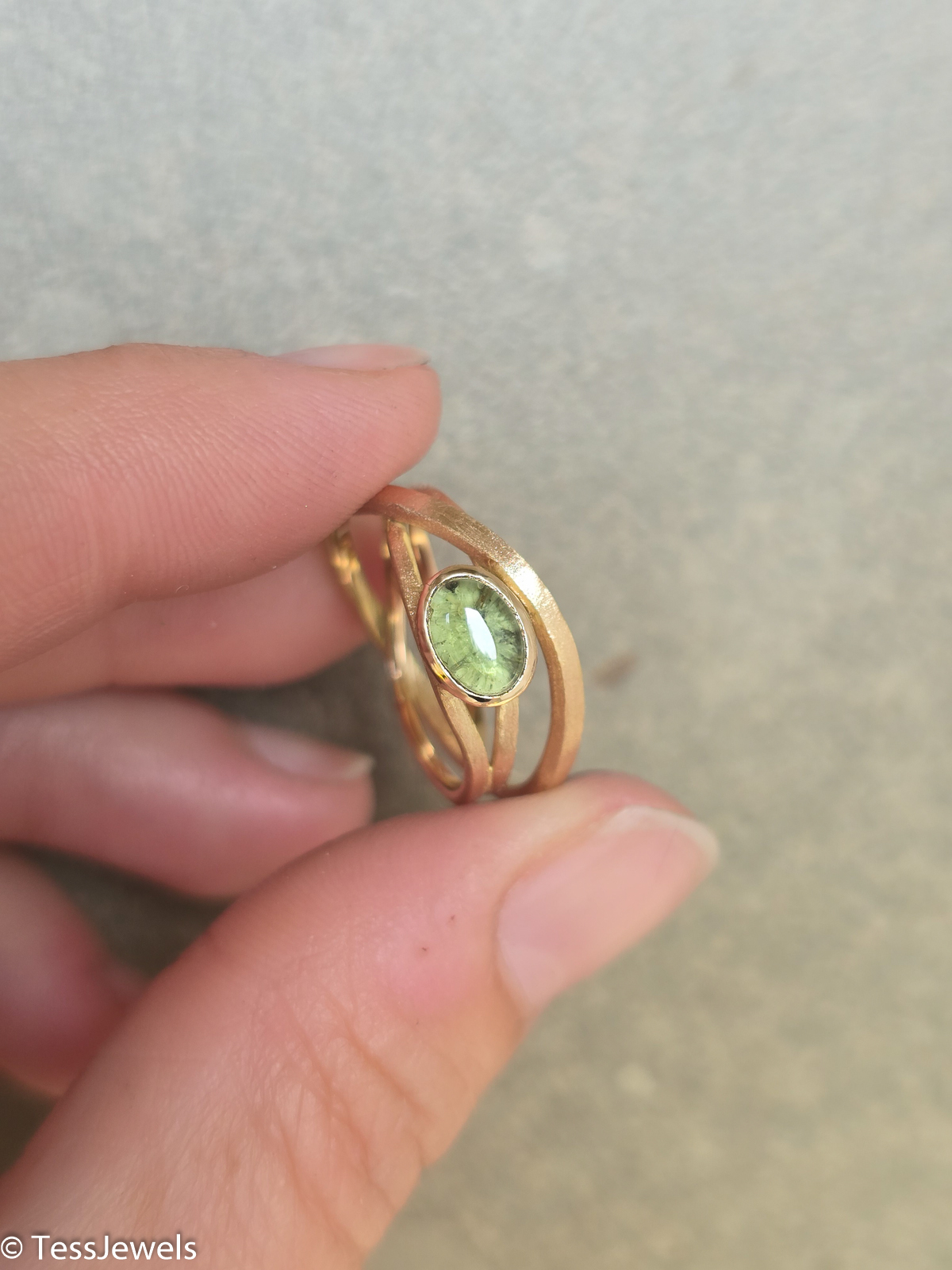 Anillo Horus de oro reciclado con cenizas 7 Anillo Horus con cabujón grande y cenizas en plata – TessJewels
