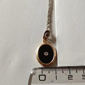 Colgante personalizado ovalado con oro reciclado y cenizas