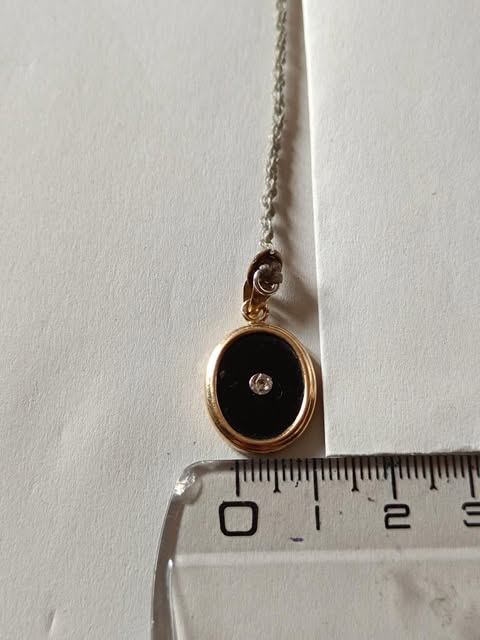 Medallón Esmeralda de oro con cenizas 1 Colgante personalizado ovalado con oro reciclado y cenizas