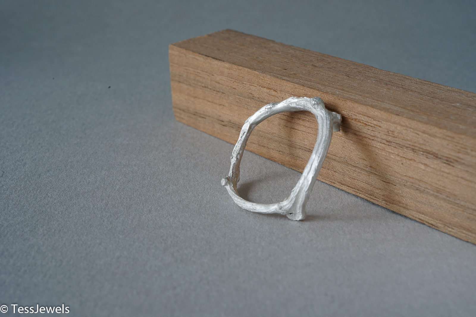 Alianza Vid Fina 1 anillo plata textura de vid -Tessjewels