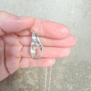 colgante moebius grabado plata artesanal