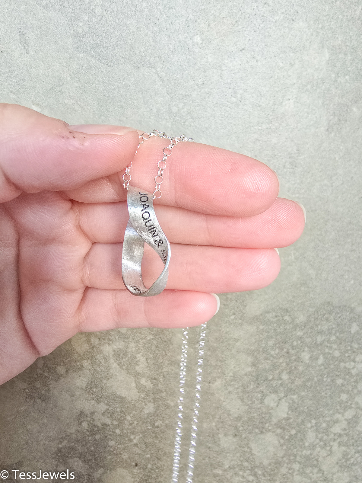 colgante moebius grabado plata artesanal