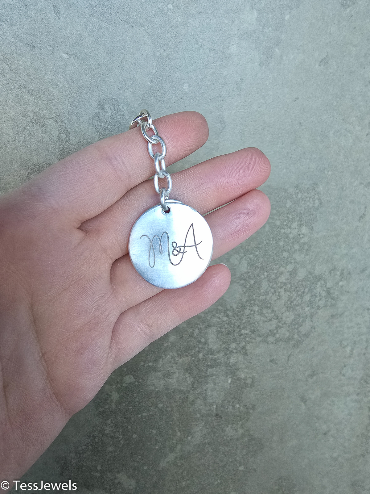 Llavero artesanal con doble placa 5 Llavero de plata grabado con iniciales - TessJewels
