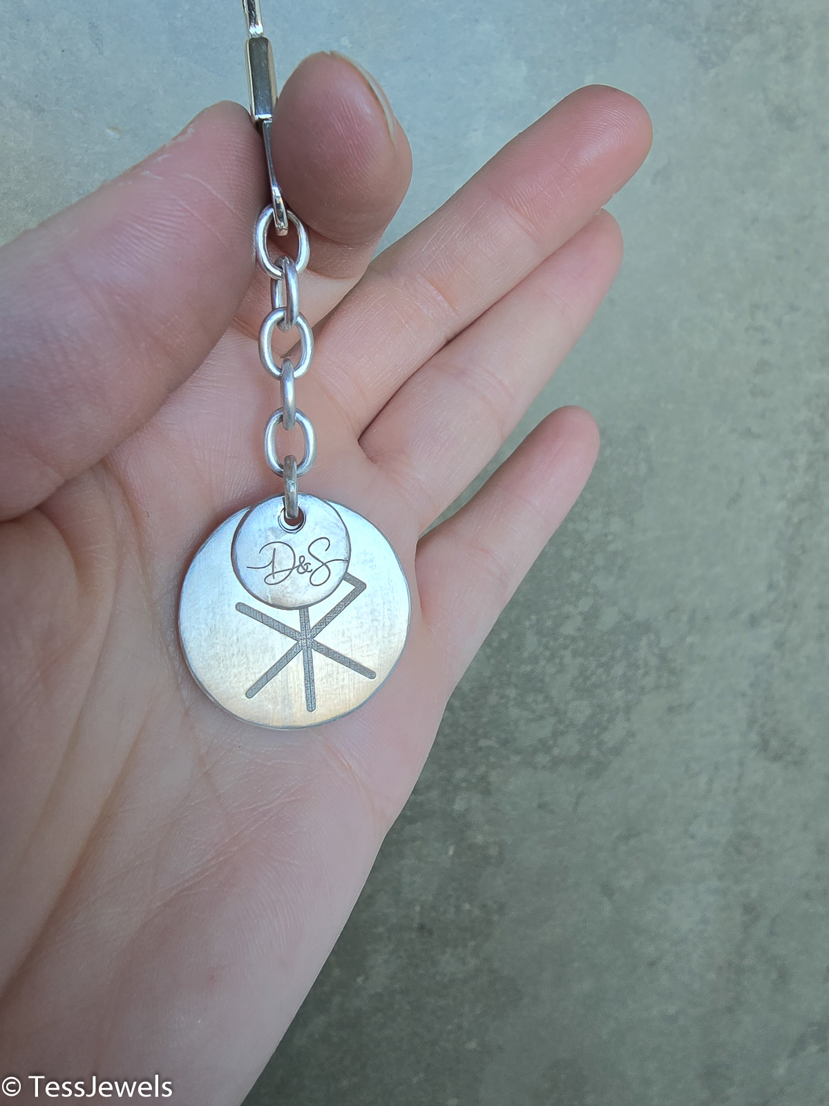 Llavero artesanal con doble placa 13 Llavero personalizado plata hecho a mano - TessJewels
