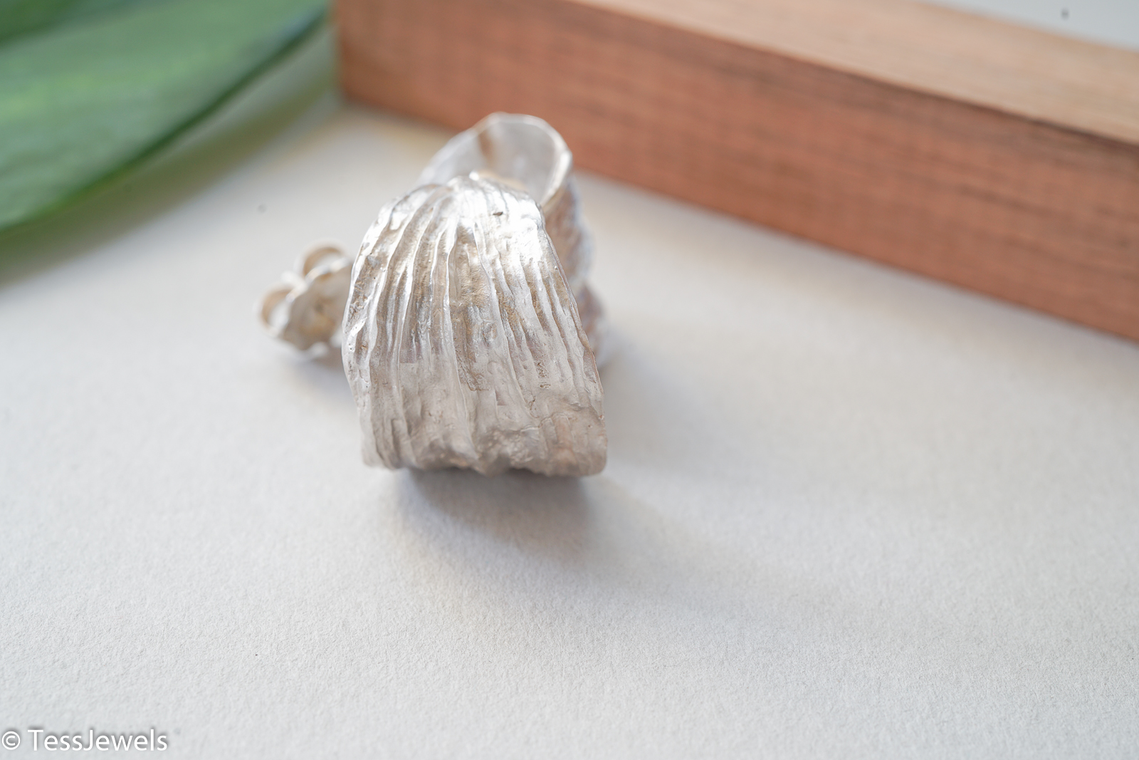 Pendientes Hoja de Orquídea · Aro Ancho 7 Pendientes aro ancho de plata artesanal puestos en la oreja