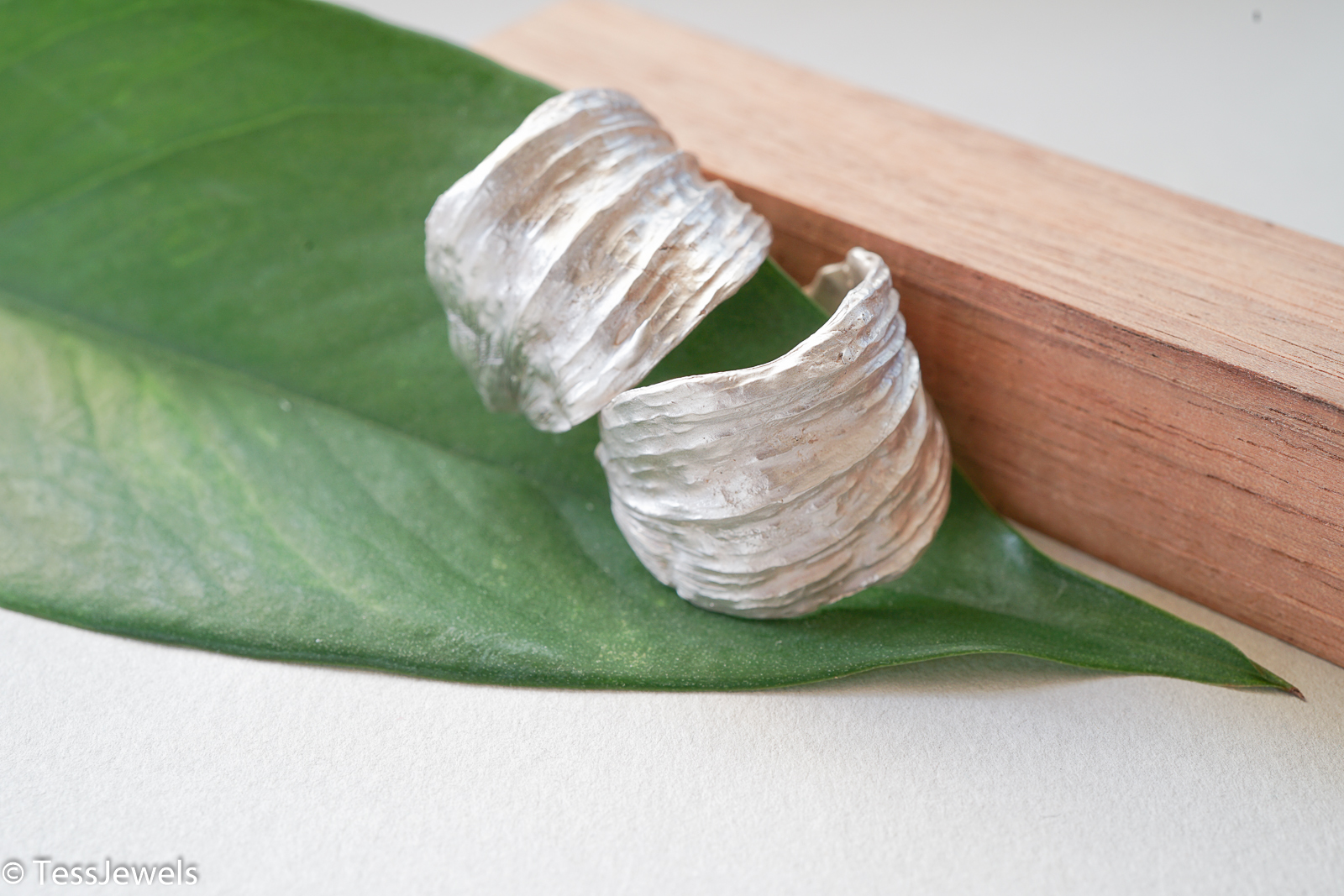 Pendientes Hoja de Orquídea · Aro Ancho 11 Pendientes aro ancho de plata artesanal con hoja de orquídea