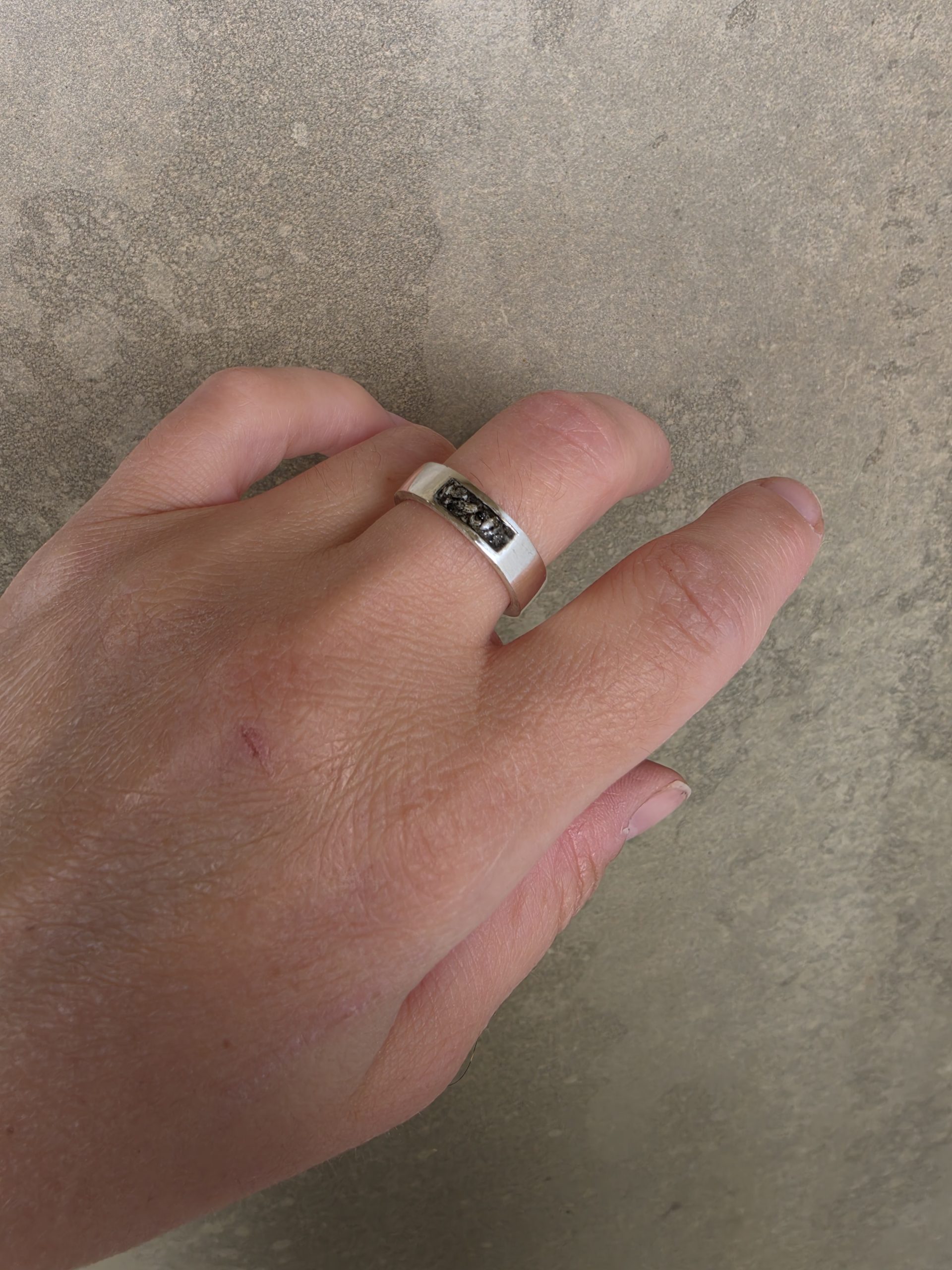 Anillo Surco Superior con cenizas - Imagen 3