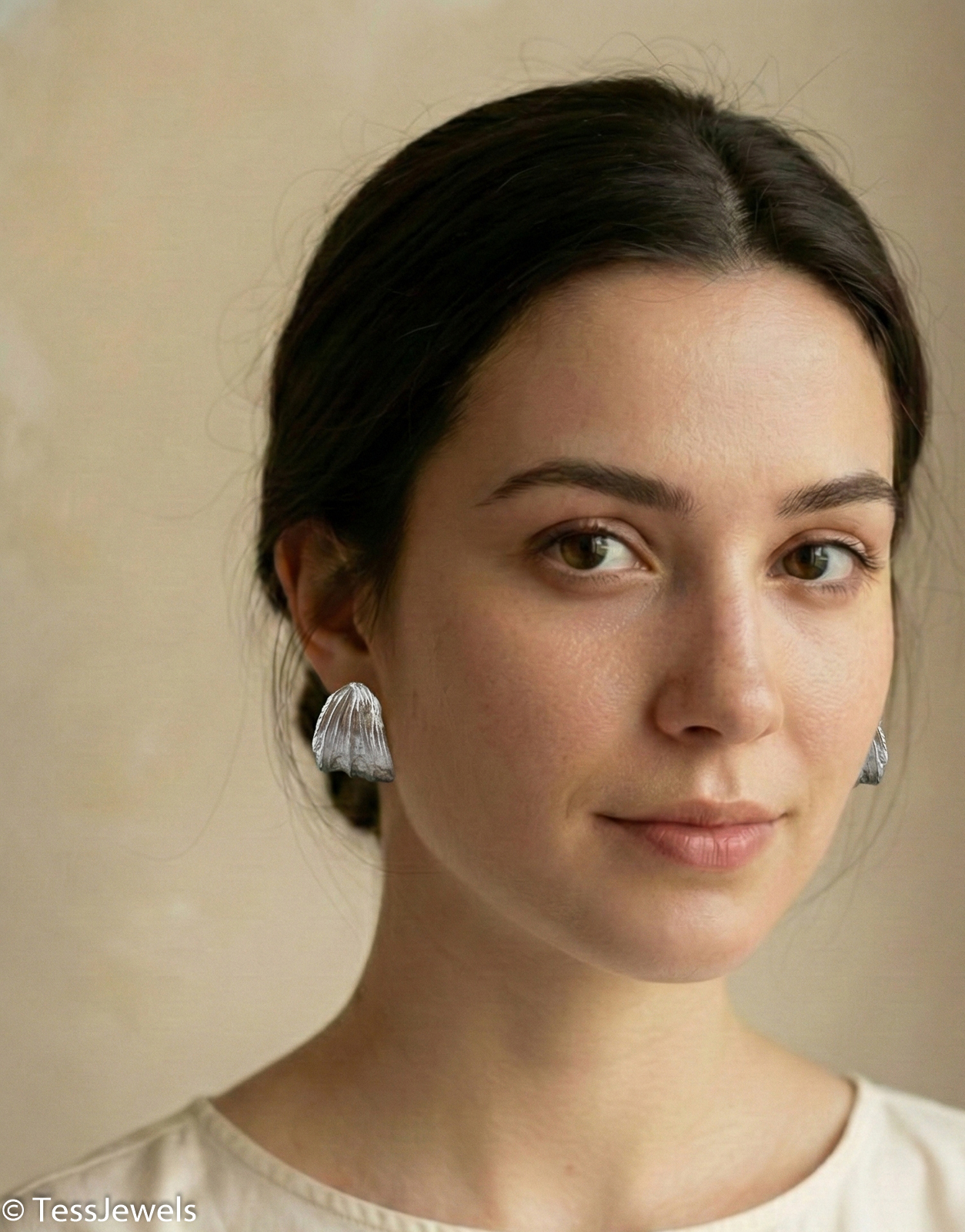Pendientes Hoja de Orquídea · Aro Ancho 13 Modelo de ia con pendientes artesanales de aro grueso