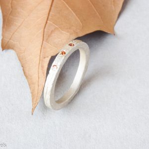 anillo oro 14k tres diamantes verdes perfil 3 mm