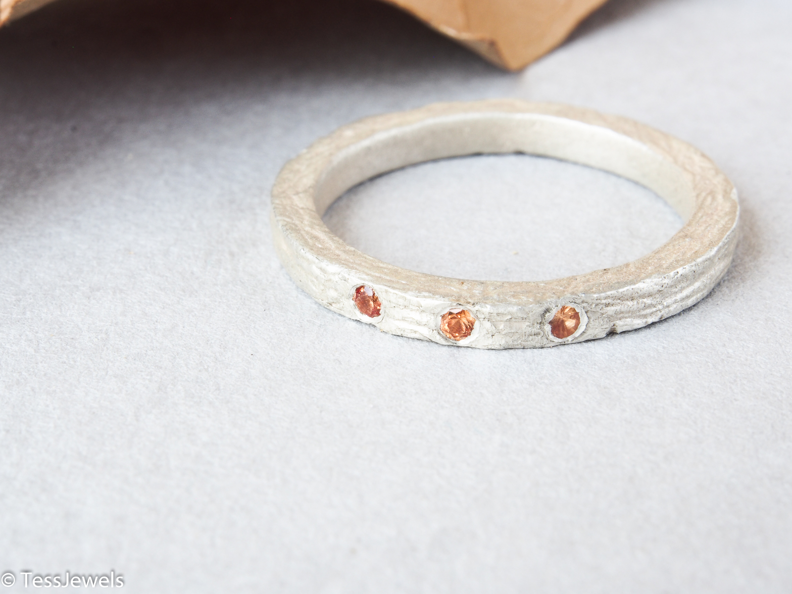 Anillo Luné 3 textura raw en anillo artesanal oro 14k