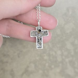 Cruz con cenizas en plata
