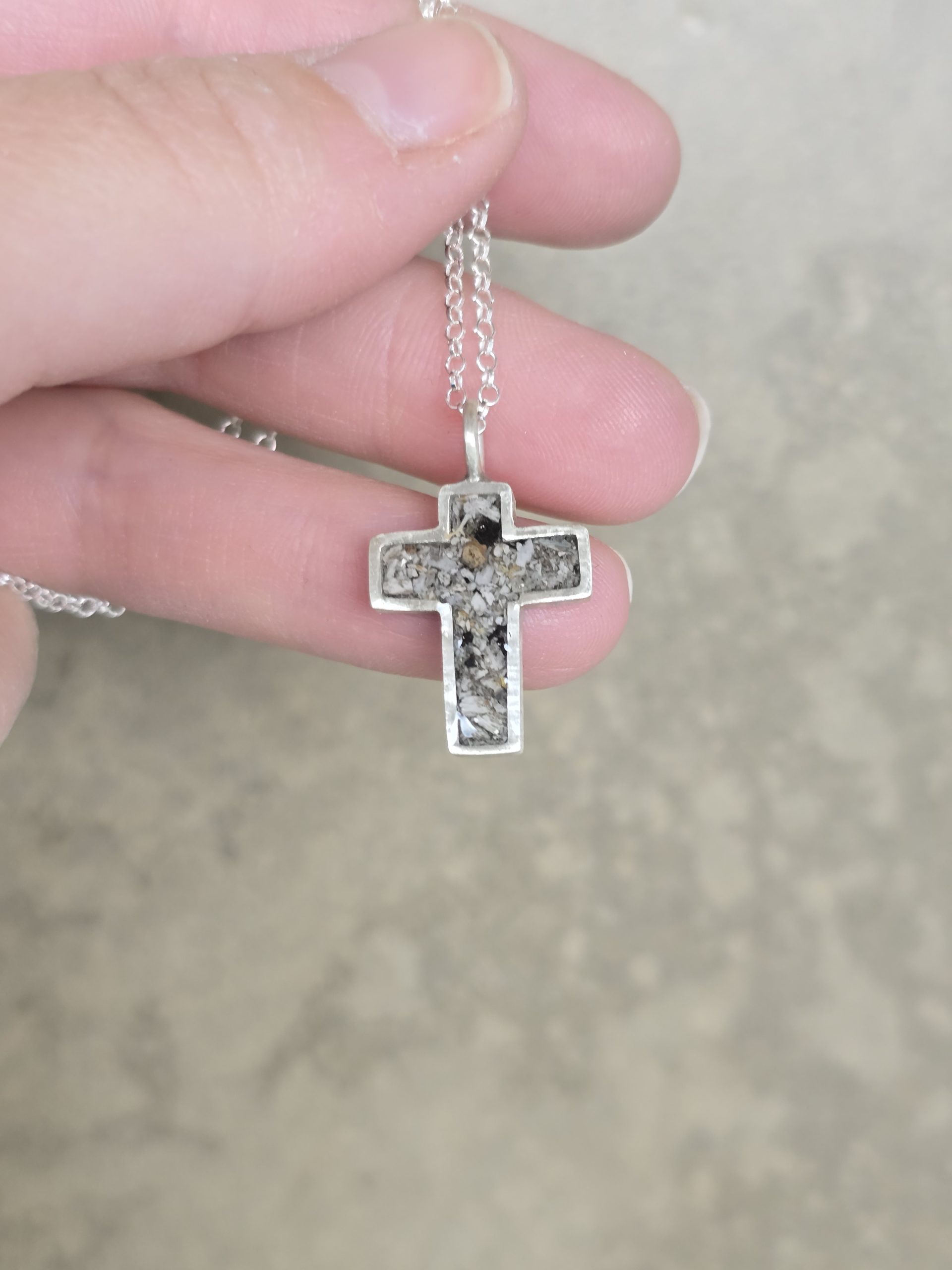 Cruz con cenizas en plata