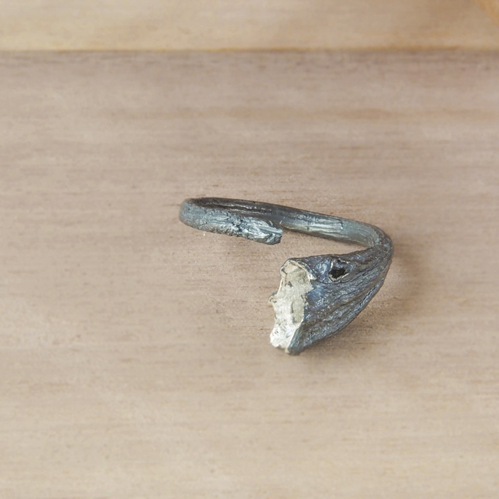 Anillo abierto de plata negra Rastros
