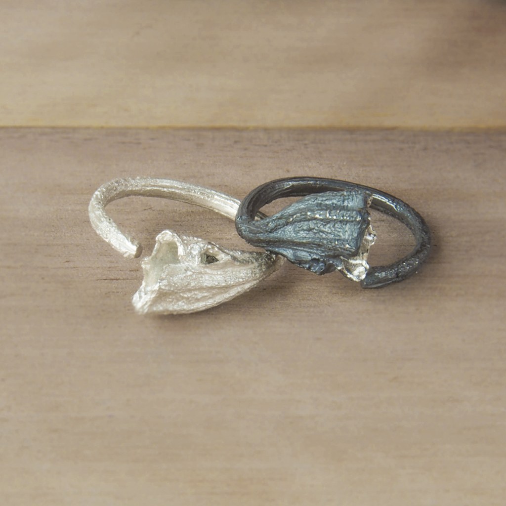 Anillo Rastros en plata y en plata negra, uno junto al otro