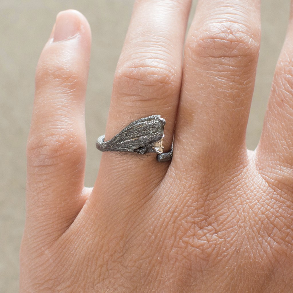 Anillo Rastros de plata negra puesto en el dedo