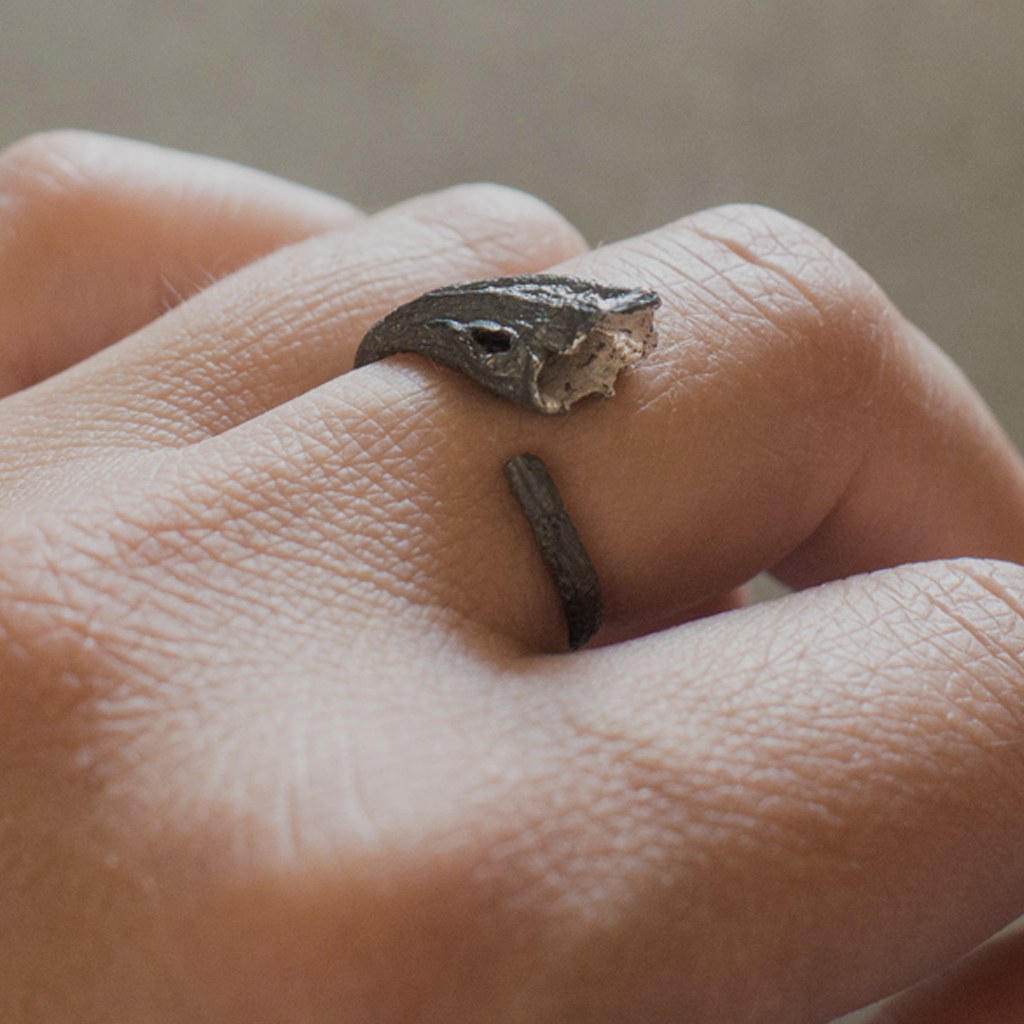 Anillo abierto Rastros de plata negra puesto, visto de lado