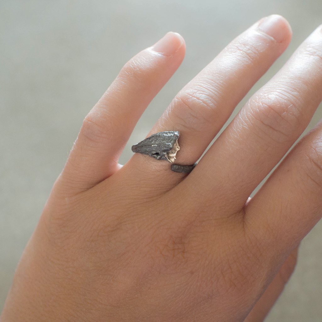 Anillo Rastros de plata negra en la mano, para ver su tamaño