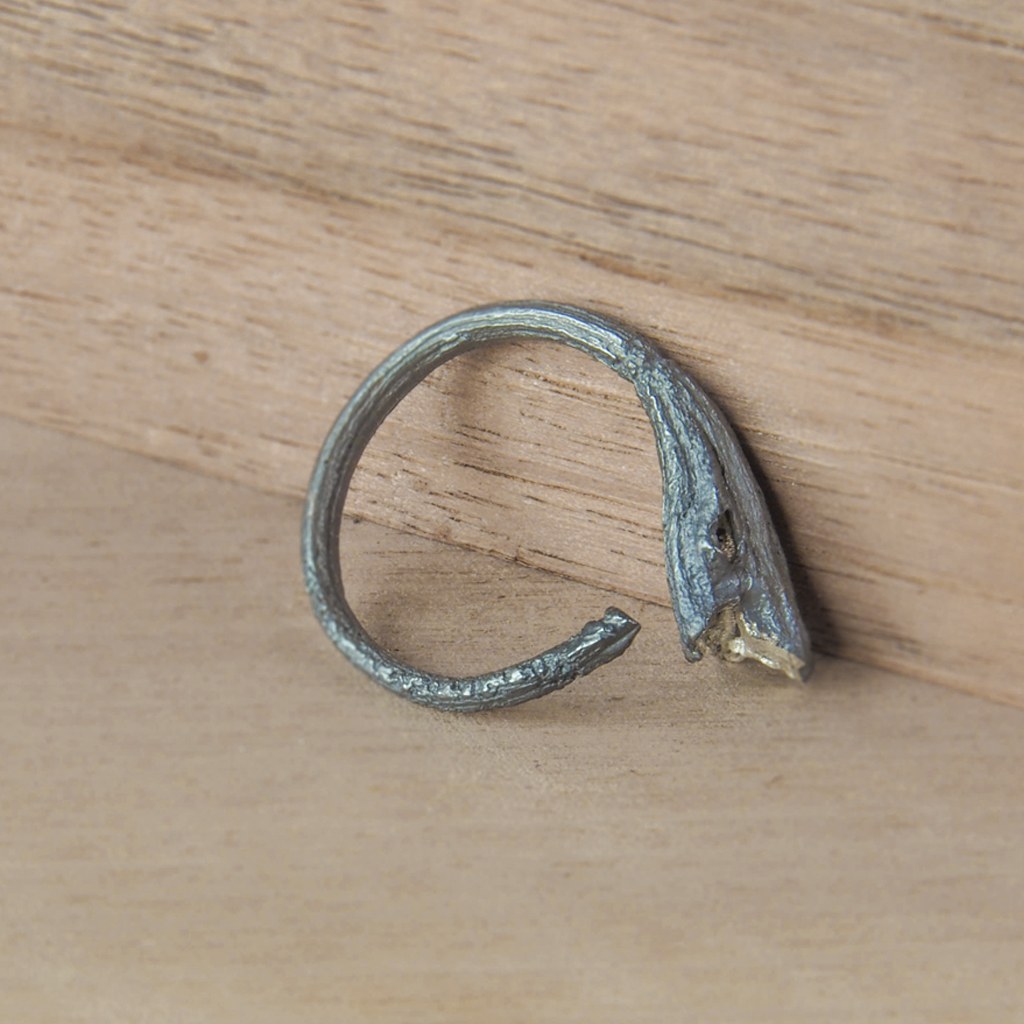Anillo abierto de plata negra Rastros visto desde arriba