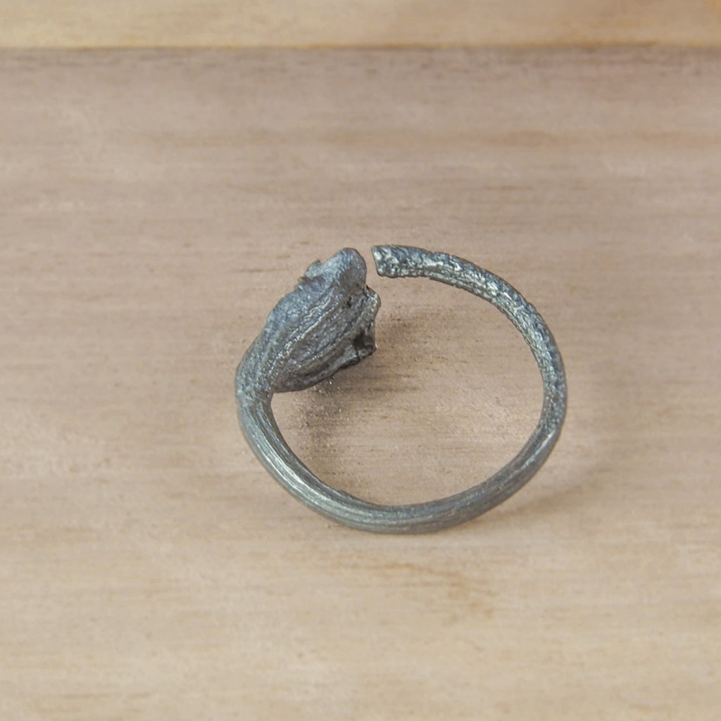 Anillo Rastros de plata negra visto de frente