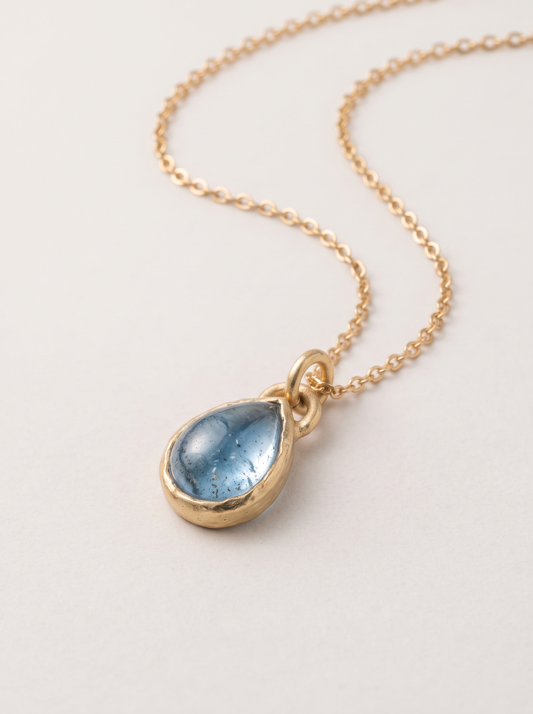 Colgante Alma Gota de oro 14k con cenizas 11 Detalle del topacio en forma de gota con las cenizas del colgante Alma Gota de oro 14k