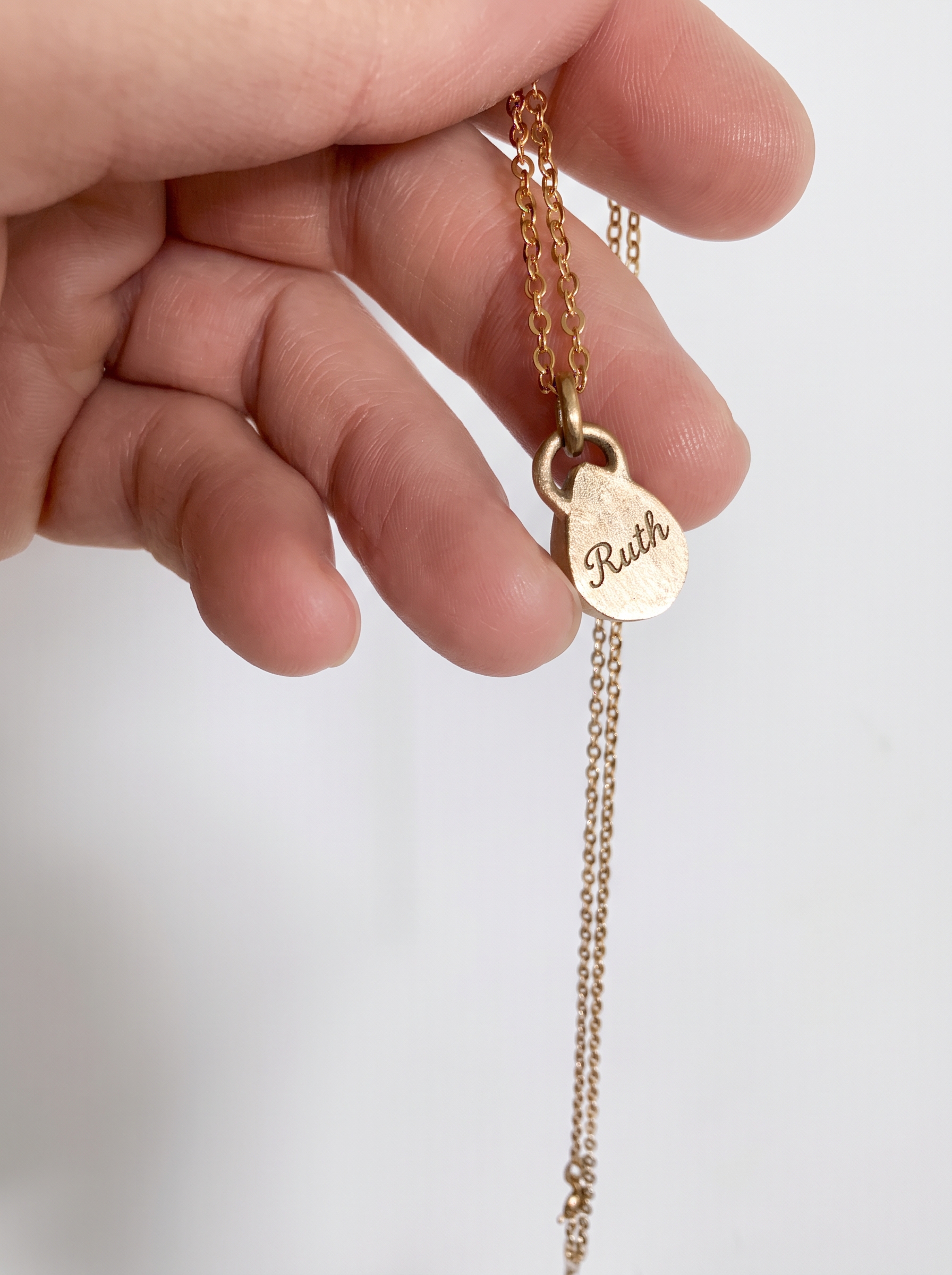 Colgante Alma Gota de oro 14k con cenizas 7 Reverso del colgante Alma Gota de oro 14k con un nombre grabado