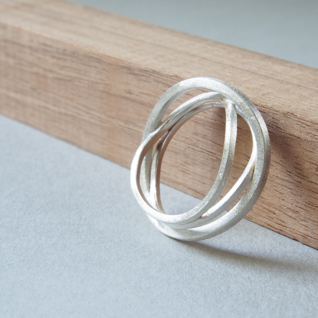 Anillo Etapas de plata visto de lado, tres bandas curvadas a mano