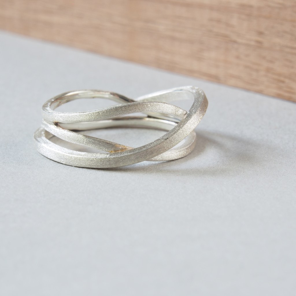 Anillo Etapas de plata, alianza minimalista de tres bandas