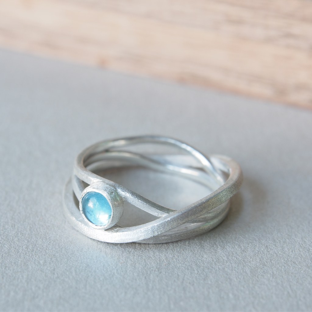 Anillo Etapas de plata con cabujón de topacio azul
