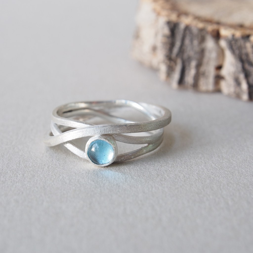 Anillo Etapas de plata con topacio azul visto desde arriba